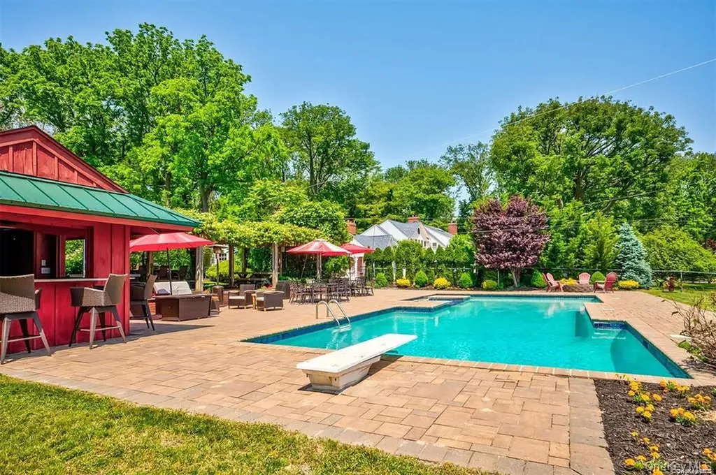 16 Beach Road Northport NY 11768