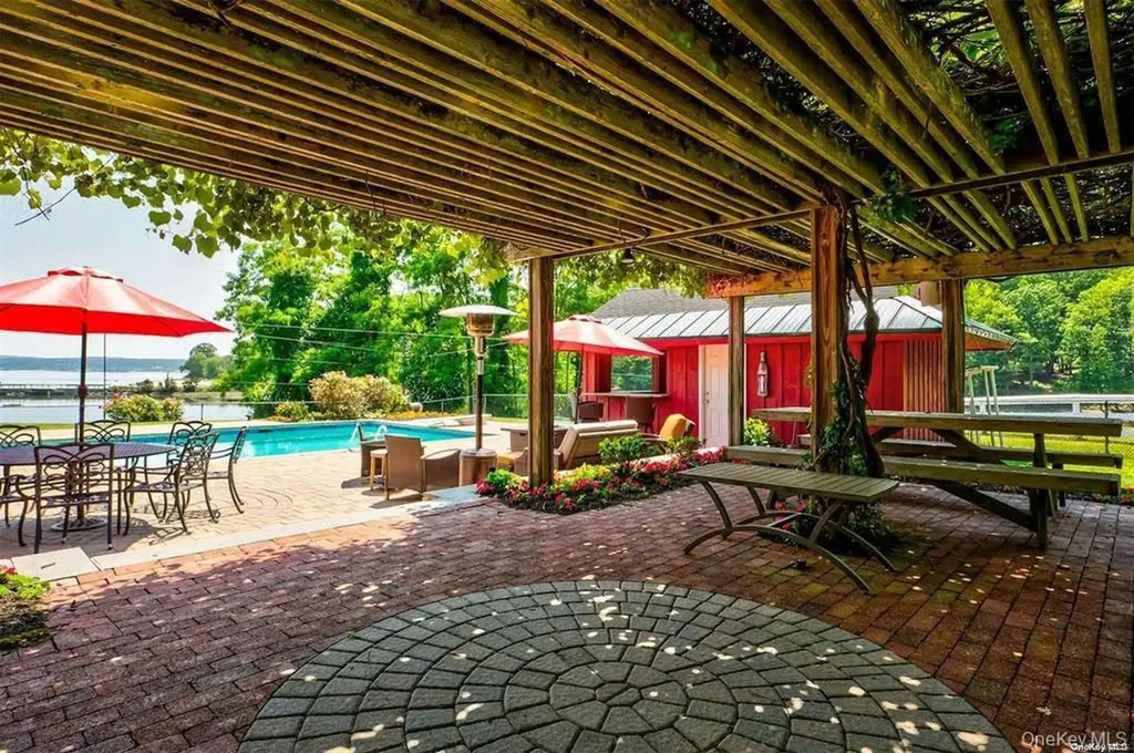 16 Beach Road Northport NY 11768