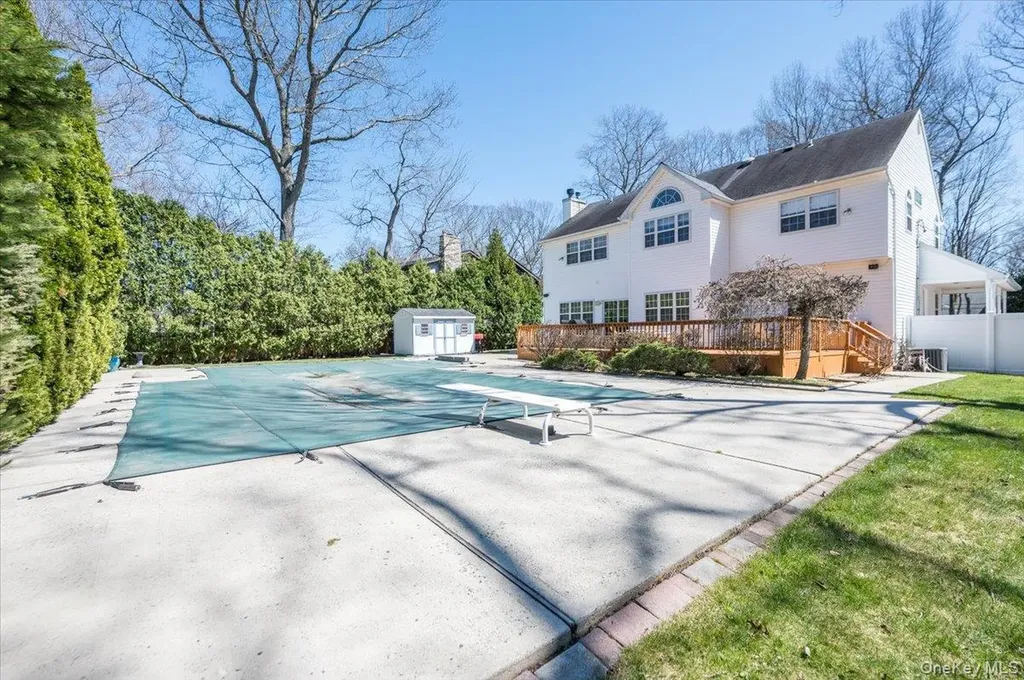 20 Pineacre Drive Smithtown NY 11787