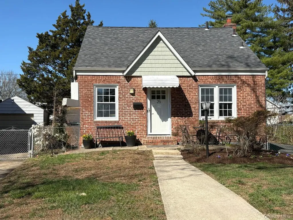 25 Park Circle New Hyde Park NY 11040