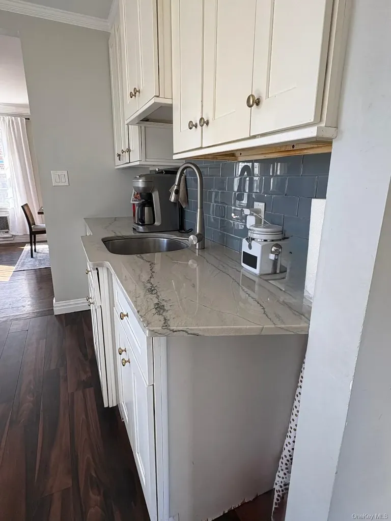 25 Park Circle New Hyde Park NY 11040