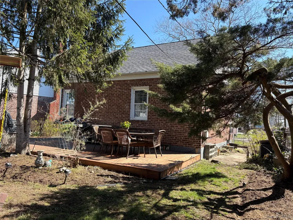 25 Park Circle New Hyde Park NY 11040