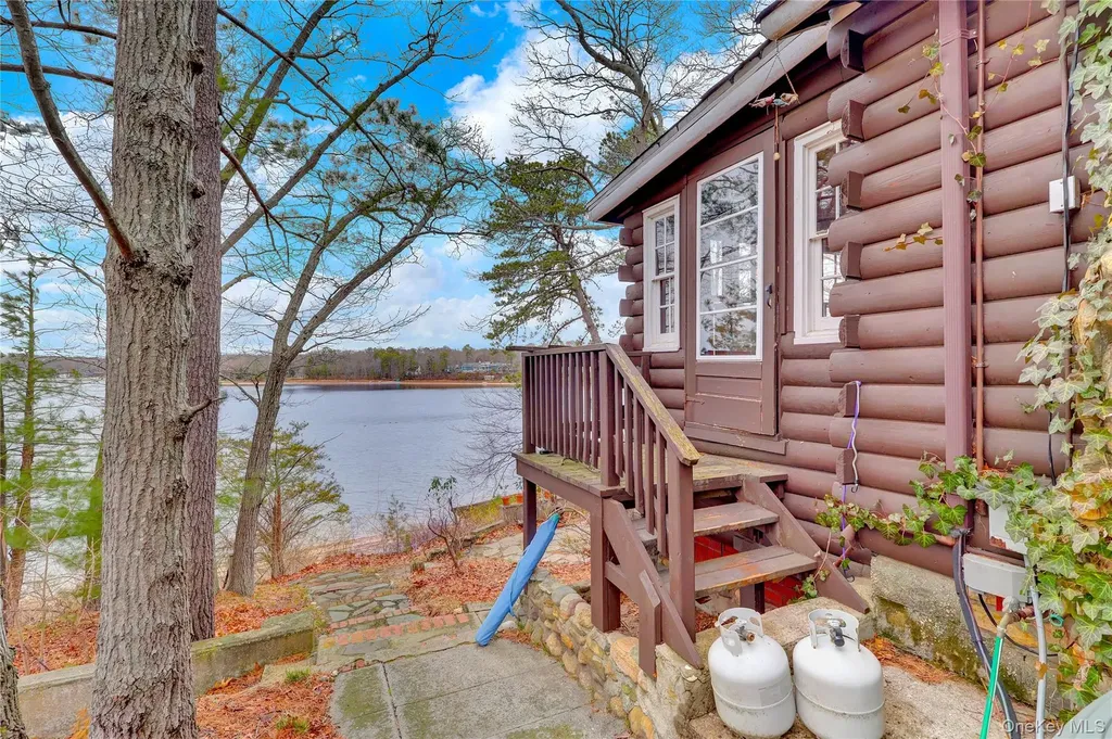 97 Lakeside Trail Ridge NY 11961
