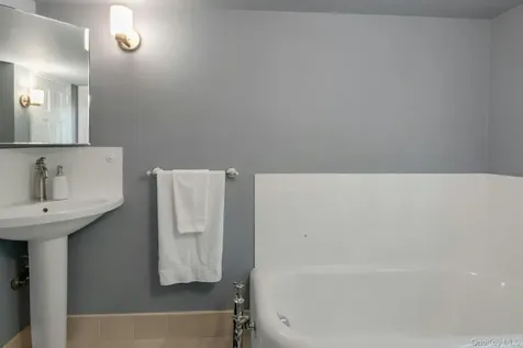 18 Knollwood Road Eastchester NY 10709