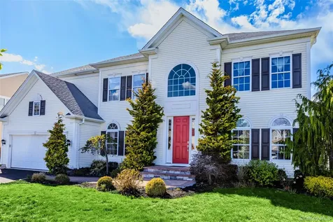 32 Avolet Court Mount Sinai NY 11766