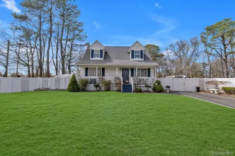 502 Station Road Bellport NY 11713