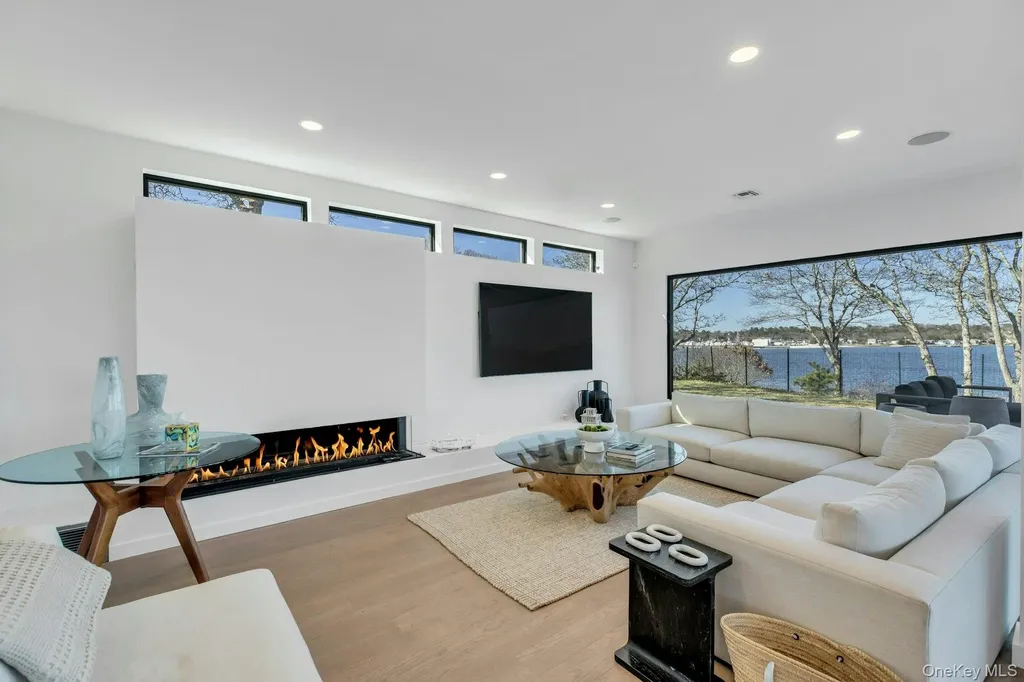 10 Bay View Drive Hampton Bays NY 11946
