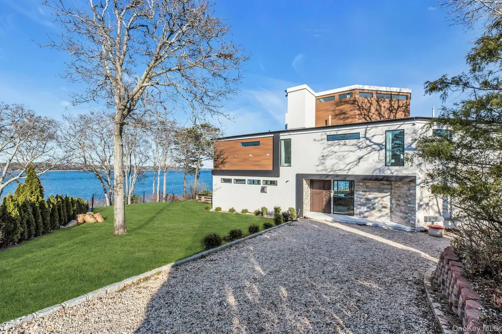 10 Bay View Drive Hampton Bays NY 11946