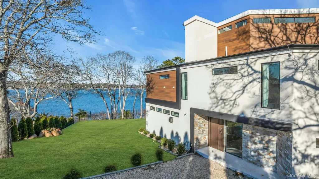 10 Bay View Drive Hampton Bays NY 11946