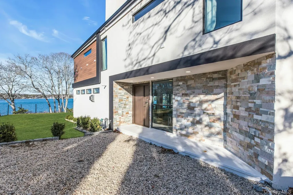 10 Bay View Drive Hampton Bays NY 11946