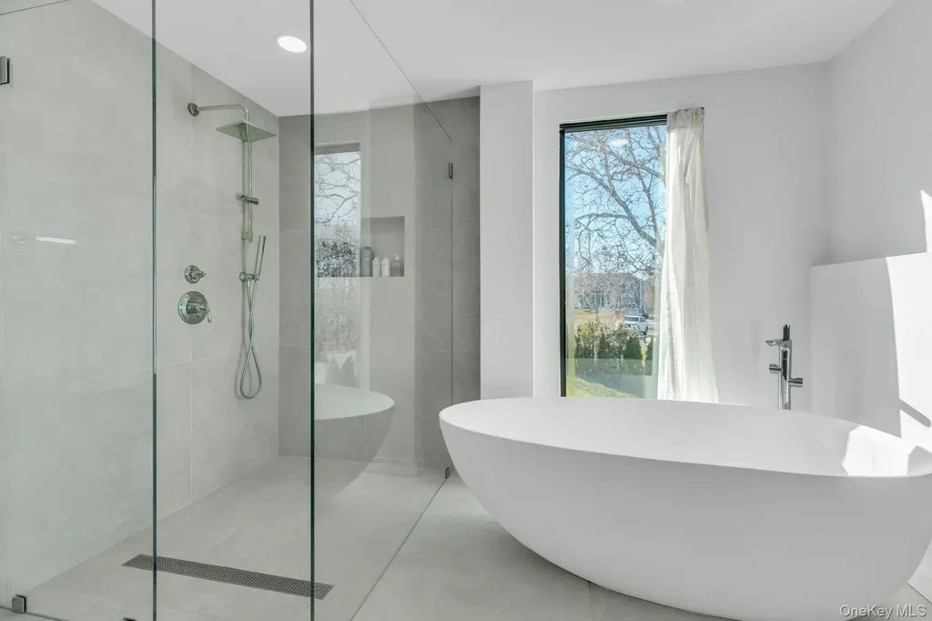 10 Bay View Drive Hampton Bays NY 11946