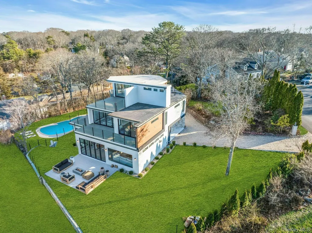 10 Bay View Drive Hampton Bays NY 11946