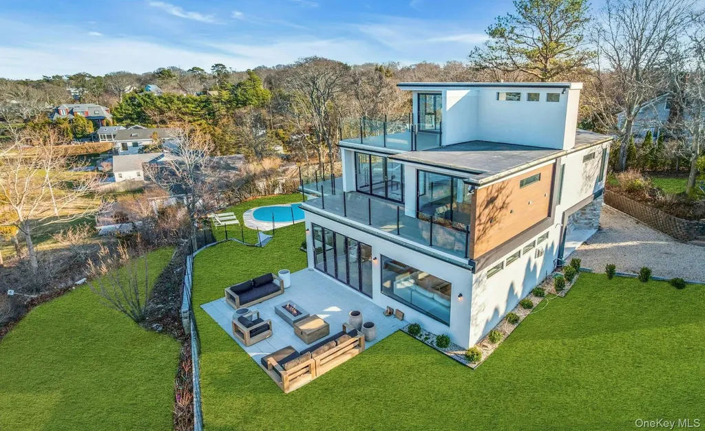 10 Bay View Drive Hampton Bays NY 11946