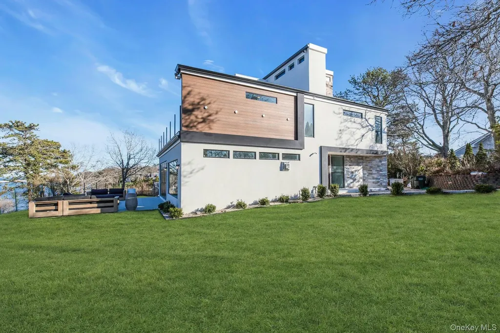 10 Bay View Drive Hampton Bays NY 11946