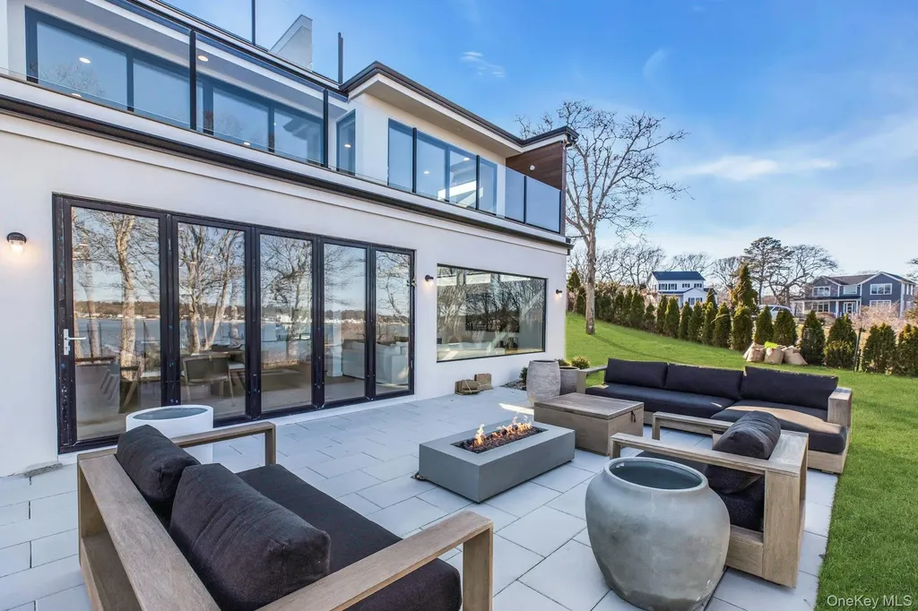 10 Bay View Drive Hampton Bays NY 11946