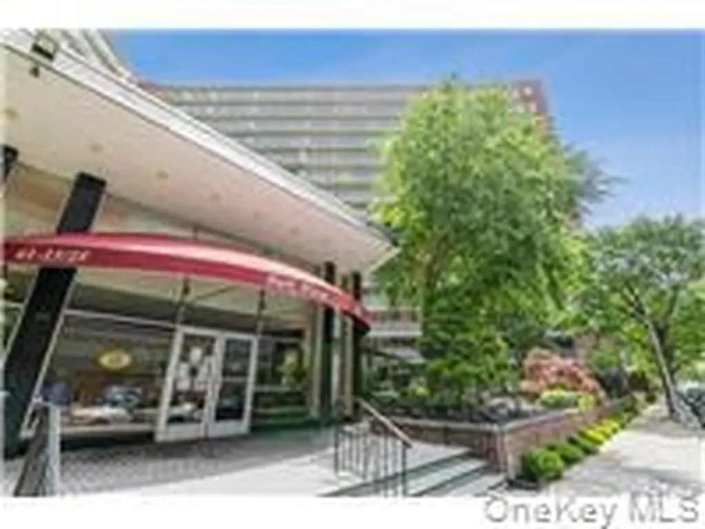 61-15 97 Rego Park NY 11374