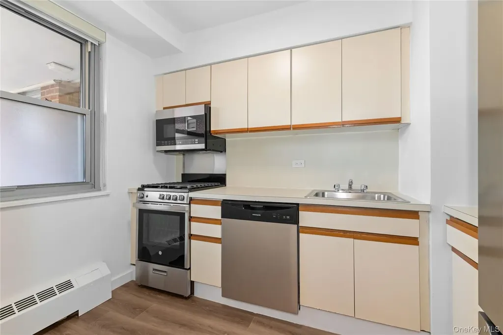 61-15 97 Rego Park NY 11374