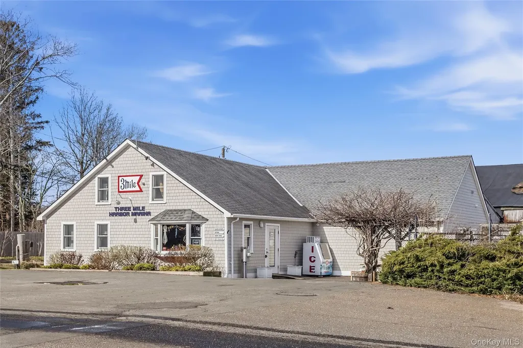 73 Manor Lane S East Hampton NY 11937