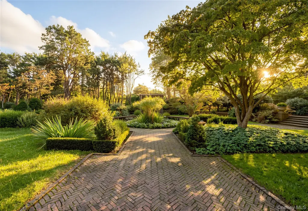 31 Fort Hill Drive Lloyd Neck NY 11743
