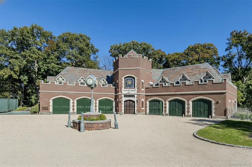 31 Fort Hill Drive Lloyd Neck NY 11743