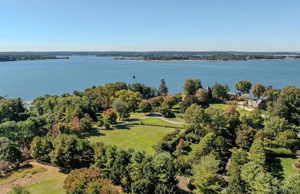 31 Fort Hill Drive Lloyd Neck NY 11743