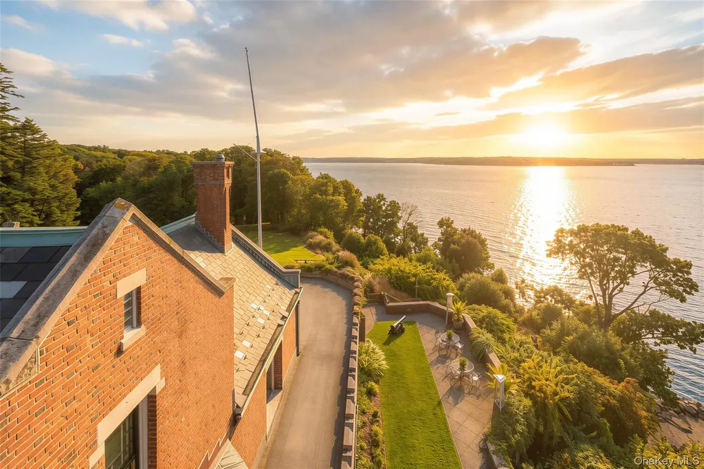 31 Fort Hill Drive Lloyd Neck NY 11743