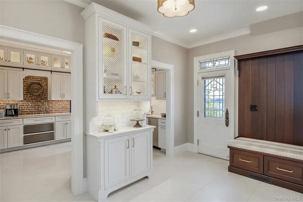 31 Fort Hill Drive Lloyd Neck NY 11743