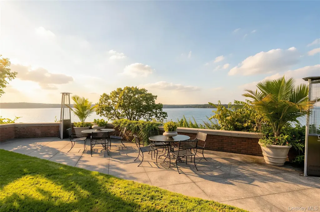 31 Fort Hill Drive Lloyd Neck NY 11743
