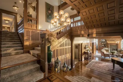 31 Fort Hill Drive Lloyd Neck NY 11743