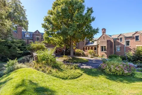 31 Fort Hill Drive Lloyd Neck NY 11743