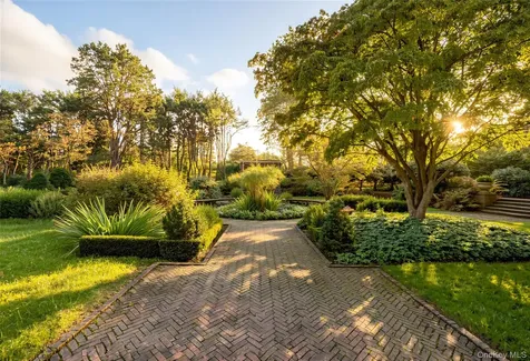 31 Fort Hill Drive Lloyd Neck NY 11743