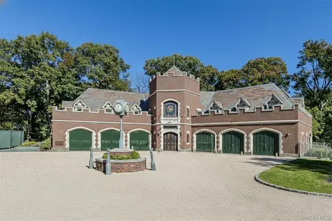 31 Fort Hill Drive Lloyd Neck NY 11743