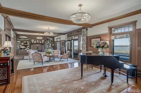 31 Fort Hill Drive Lloyd Neck NY 11743