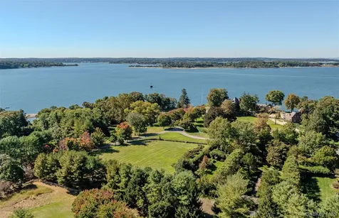 31 Fort Hill Drive Lloyd Neck NY 11743