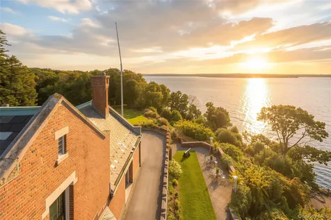 31 Fort Hill Drive Lloyd Neck NY 11743
