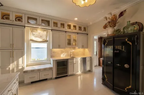 31 Fort Hill Drive Lloyd Neck NY 11743