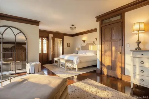 31 Fort Hill Drive Lloyd Neck NY 11743
