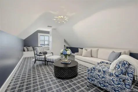 31 Fort Hill Drive Lloyd Neck NY 11743