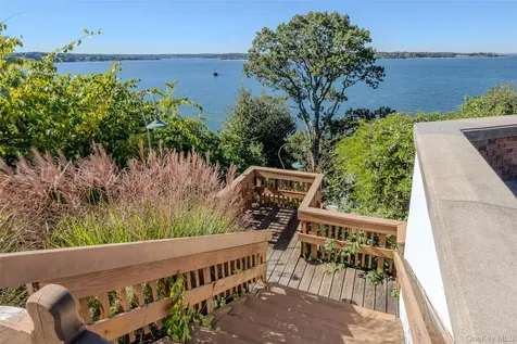 31 Fort Hill Drive Lloyd Neck NY 11743