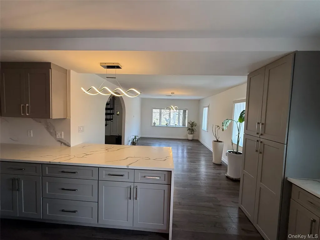 1090 Pelham Parkway S Bronx NY 10461