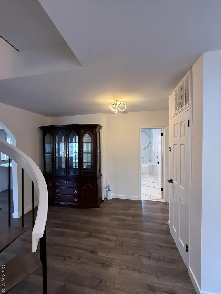 1090 Pelham Parkway S Bronx NY 10461