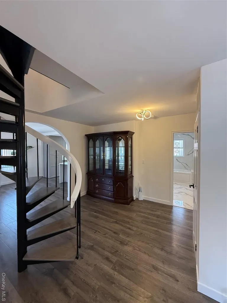 1090 Pelham Parkway S Bronx NY 10461