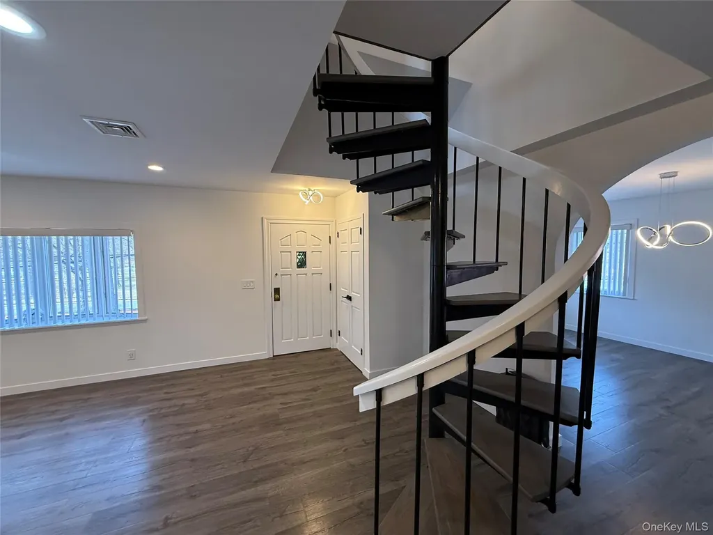 1090 Pelham Parkway S Bronx NY 10461