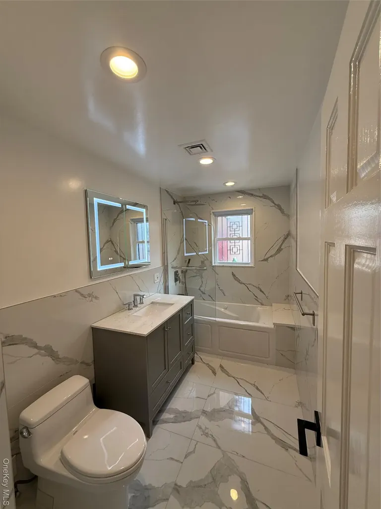 1090 Pelham Parkway S Bronx NY 10461