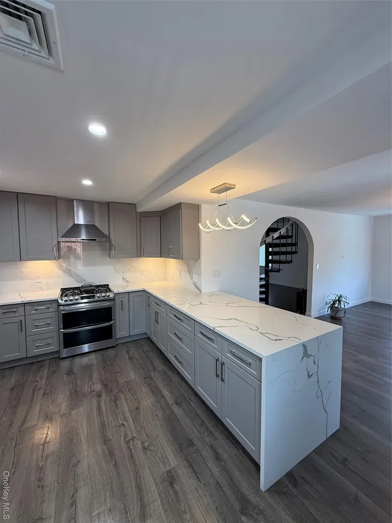 1090 Pelham Parkway S Bronx NY 10461