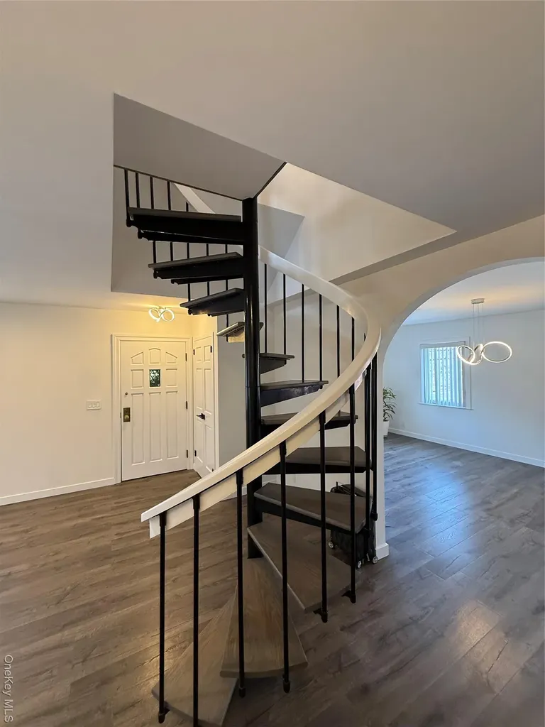 1090 Pelham Parkway S Bronx NY 10461