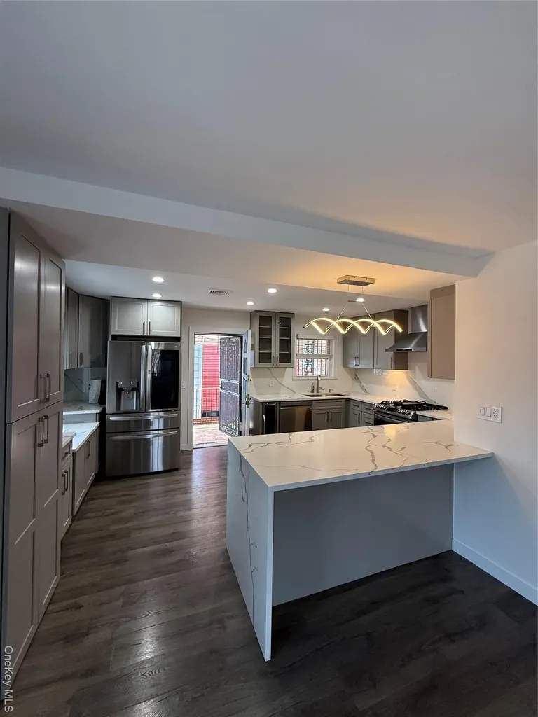 1090 Pelham Parkway S Bronx NY 10461