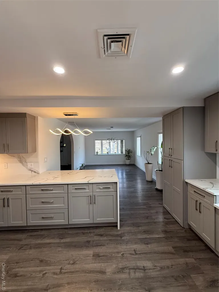 1090 Pelham Parkway S Bronx NY 10461