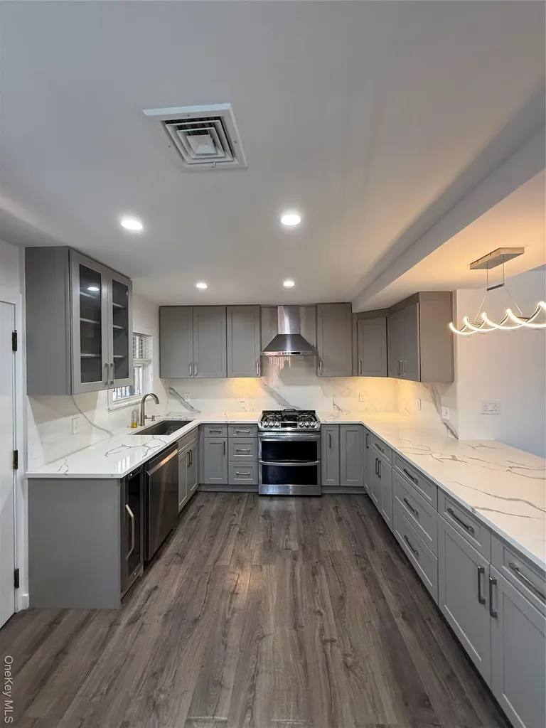 1090 Pelham Parkway S Bronx NY 10461