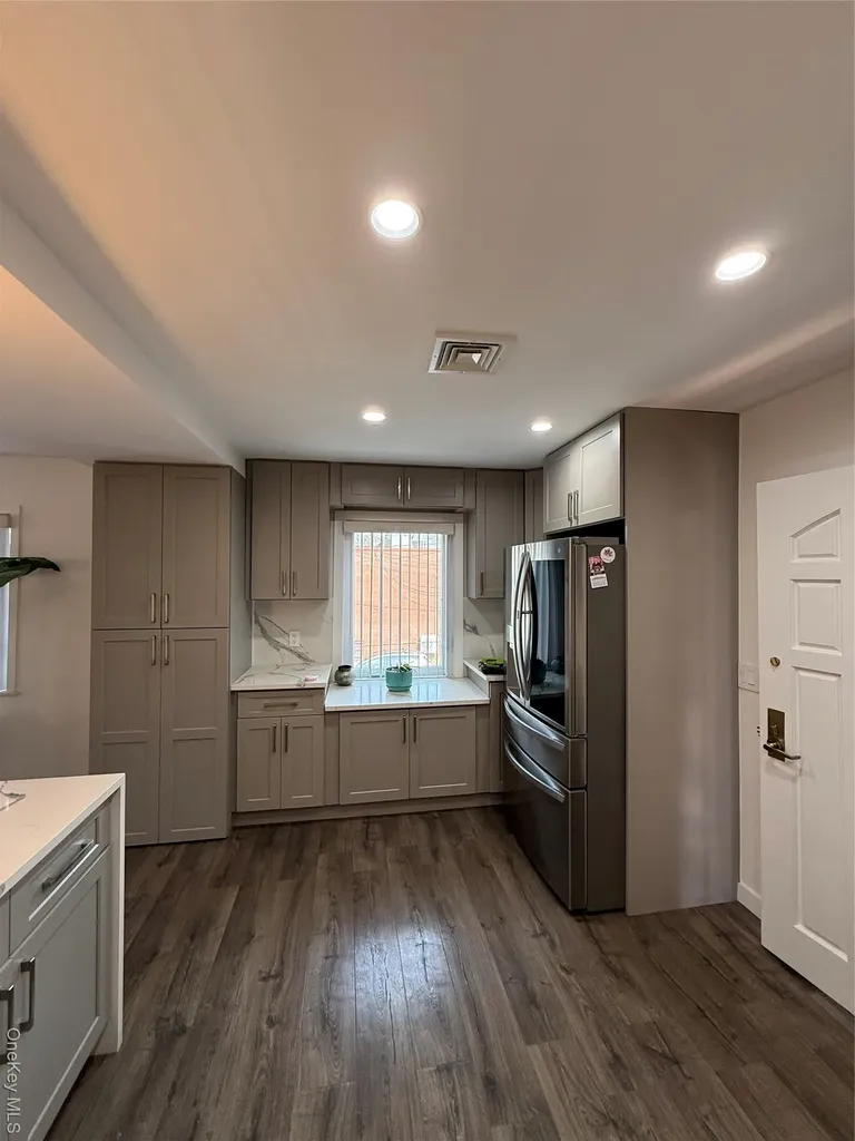 1090 Pelham Parkway S Bronx NY 10461